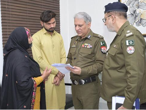 آئی جی پنجاب ڈاکٹر عثمان انور کی پولیس ملازمین اور انکے اہلخانہ سے ملاقات, فوری ریلیف کیلئے احکامات جاری