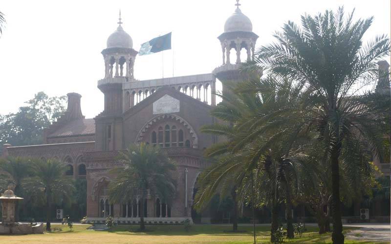 لاہور ہائیکورٹ نے ارشد چائے والا کا شناختی کارڈ اور پاسپورٹ بلاک کرنے کیخلاف درخواست پر نادرا سے رپورٹ مانگ لی