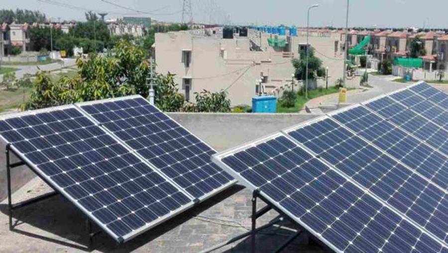 سولر پینلز کی قیمتوں میں مزید ہزاروں روپے کی کمی