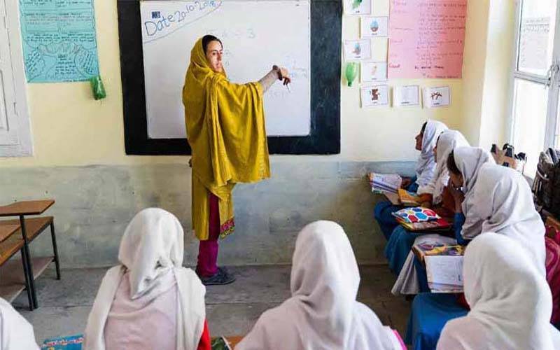پنجاب کے سکولز میں خواتین اساتذہ کیلئے شلوار قمیض اور دوپٹہ لازم قرار