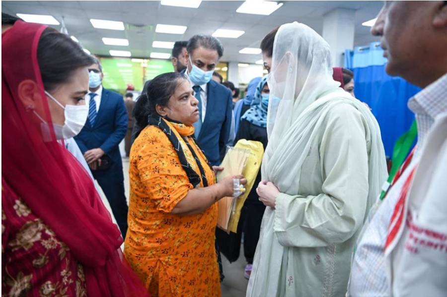 وزیراعلیٰ کا آفس سے واپسی پر اچانک سروسز ہسپتال کا دورہ،ایمرجنسی وارڈ کا تفصیلی معائنہ کیا،میرا کام عوام کے مفاد میں بہترین فیصلے کرنا ہے : مریم نواز