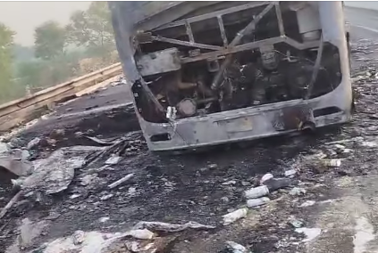 موٹروے پر مسافر بس کی ٹرک کو ٹکر، آگ لگ گئی، ڈرائیور جاں بحق