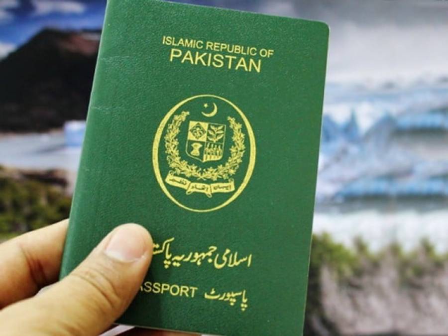 ڈی پورٹ ہونے والے 53 ہزار پاکستانیوں کے پاسپورٹ بلاک