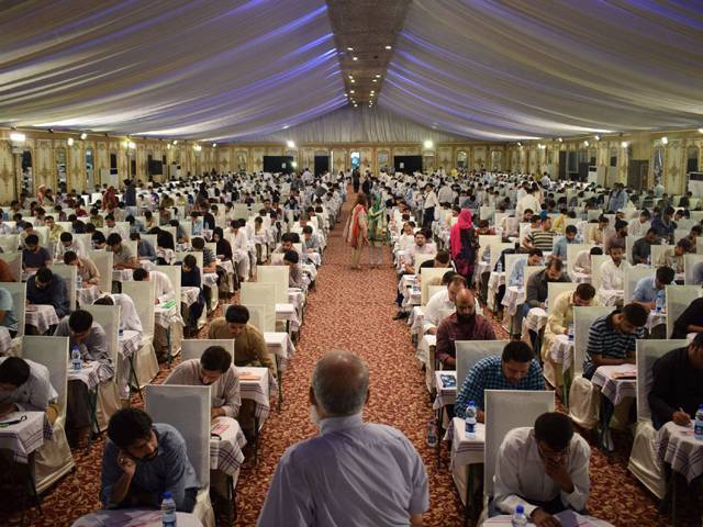 امتحانی مرکز میں طلبہ کو نقل فراہم کرنے والا پورا عملہ تاحیات نااہل 