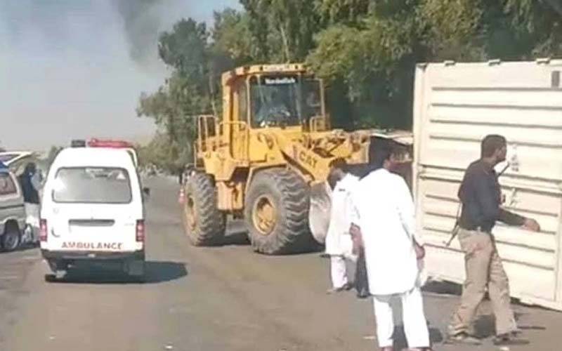 کراچی میں کنٹینر مسافر کوچ پر گر پڑا، 10 افراد جاں بحق