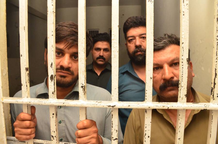 غیر ملکی فوڈ چین کی برانچ پر حملہ کرنے والےگرفتار ملزمان کی تصاویر بھی سامنے آگئیں