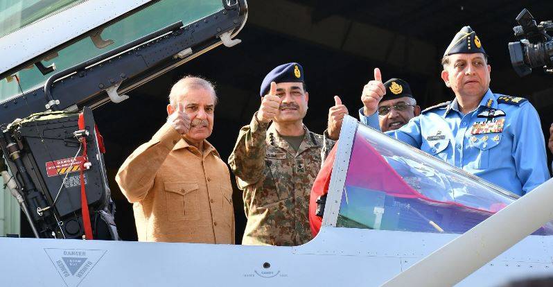 ہمارے جوانوں نے دنیا کی سوچ بدل کر رکھ دی، دشمن نےمیلی آنکھ سے دیکھا تو پاؤں تلے روند دیں گے: وزیر اعظم کا کامرہ ایئر بیس کے دورے پر خطاب