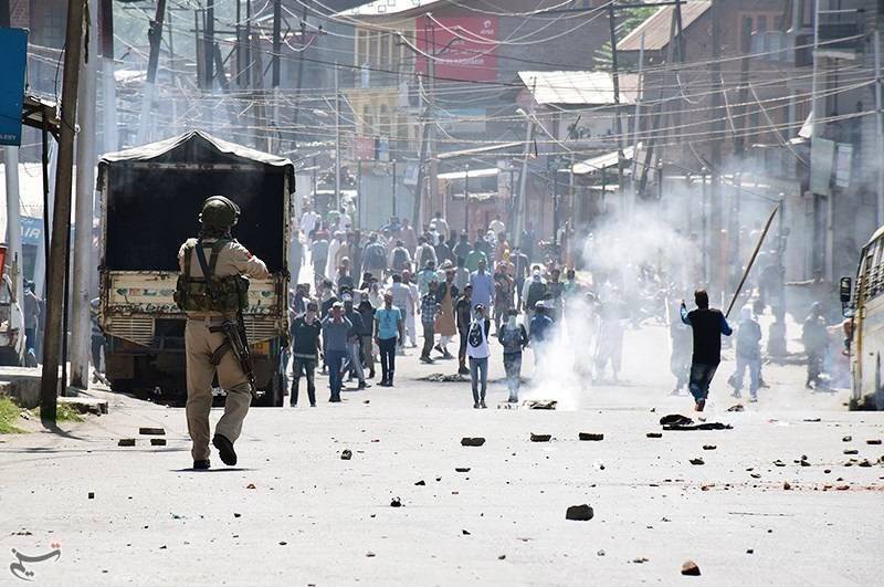 بھارتی فوج کی مقبوضہ کشمیر میں گھر گھر تلاشی، چادر چاردیواری کا تقدس پامال، ایک گھر پر فائر کھول دیا، 3 روز  میں شہدا ءکی تعداد 6 ہوگئی