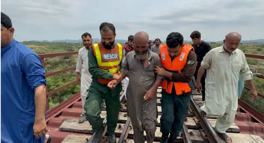  دریائے ہرو میں ڈوبتے چرواہے کو بچا لیا گیا ،وزیراعلیٰ کی انتظامیہ اورریسکیو ٹیم کو شاباش، آپریشن کی ورچوئل مانیٹرنگ کی