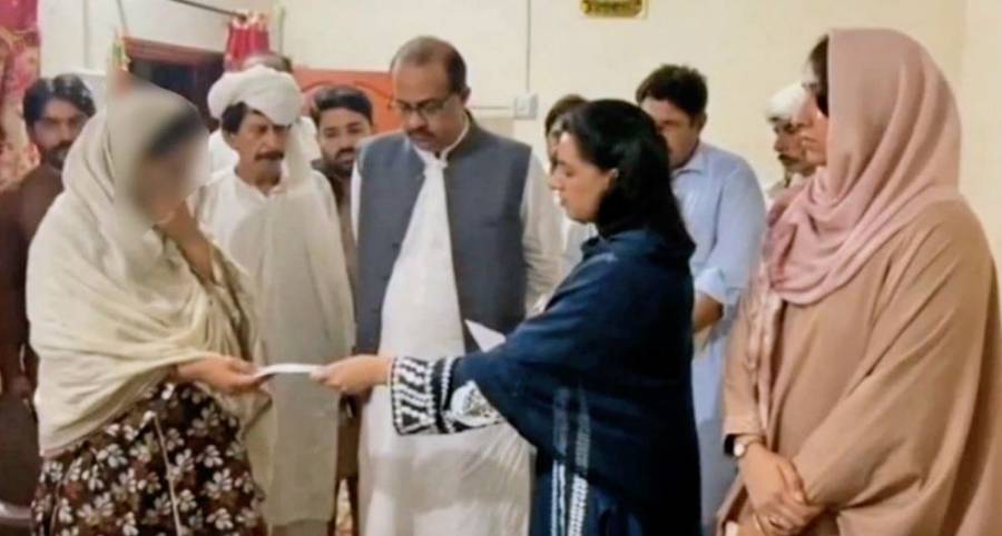 چکوال میں غیرمعمولی بارشوں سے جاں بحق او ر زخمی کے امدادی چیک پہنچا دیئے گئے 