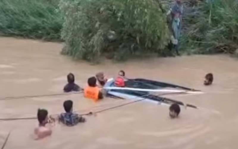 حسن ابدال میں  گاڑی برساتی نالے میں گر گئی ،5افراد کو زندہ نکال لیاگیا، 5لاپتہ 