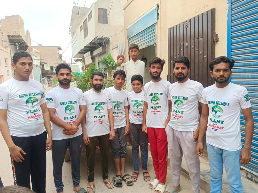  سرسبز کوٹ سادات کے تحت نوجوانوں کی اپنی مدد آپ کے تحت شجر کاری مہم جاری، بازار میں مفت پودوں کے گملے تقسیم کیے