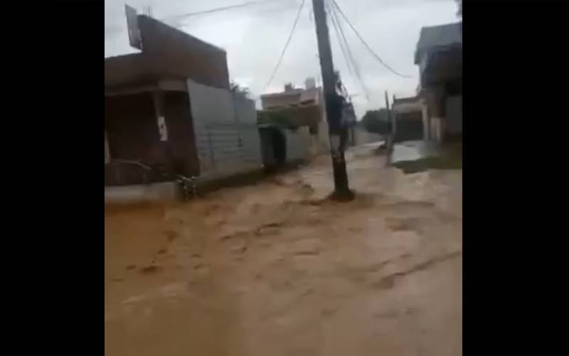 شکر گڑھ  میں خواتین اور بچوں سمیت 20 سے 25 افراد سیلابی ریلے میں پھنس گئے