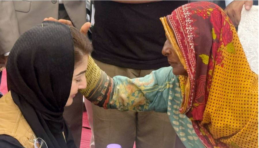 وزیراعلیٰ مریم نواز  کا جھنگ کے فلڈ ریلیف کیمپ کے قریب فیلڈ ہسپتال کا دورہ