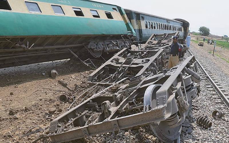 بلوچستان میں ریلوے ٹریک پر دھماکا، جعفر ایکسپریس کی 6 بوگیاں پٹڑی سے اتر گئیں