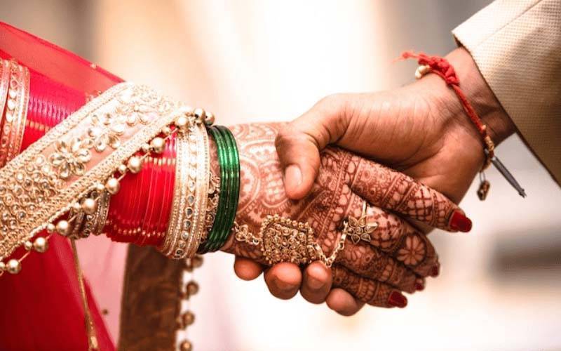 ماں سے بھی بڑی  دلہن،  جاپان میں 63 سالہ خاتون اور 31 سالہ نوجوان کی شادی 