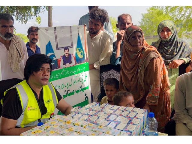 ٹرانسجینڈر ڈاکٹر زین  کو گورنرپنجاب کی شاباش, علی پور کےسیلاب متاثرین کے دل جیت لیے