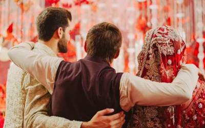شاہین نے شادی کے بعد اہلیہ انشا کے ہمراہ تصویر کیساتھ پہلا پیغام جاری کردیا