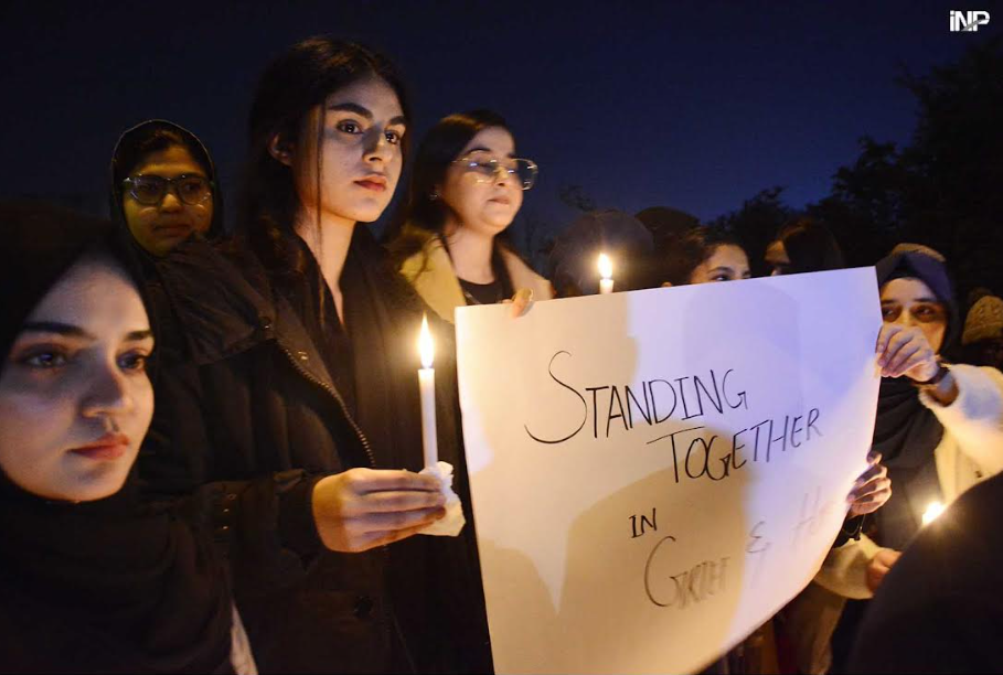 اسلام آباد میں سول سوسائٹی  کی طرف سے طیارہ حادثہ کے متاثرین کیساتھ اظہار یکجہتی کیلئے موم بتیاں جلائی گئیں