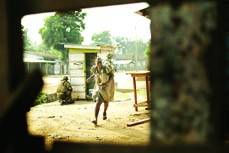 بینگوئی: ایک خاتون فائرنگ والے میں اپنے بچاﺅ کیلئے بھاگ رہی ہے