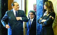 روم: سابق اٹالین وزیر اعظم سیلیو برلسکونی ڈیموکریٹک پارٹی کے اجلاس کے بعد خاتون سکیورٹی گارڈ کے ساتھ گفتگو کر رہے ہیں