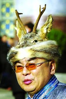 بیجنگ: نیشنل پیپلز کانگریس کے اجلاس میں ایک شخص ہرن کی کھال کی ٹوپی پہنے ہوئے شریک ہے