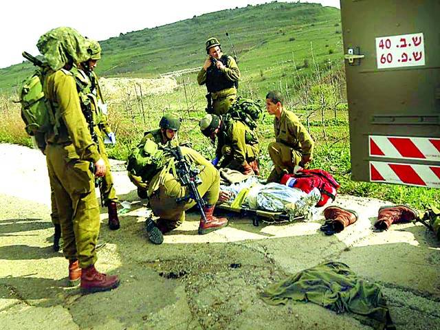  غزہ: سڑک کنارے نصب بم دھماکے میں زخمی ہونے والے اسرائیلی فوجی کو طبی امداد کیلئے لے جایاجارہاہے