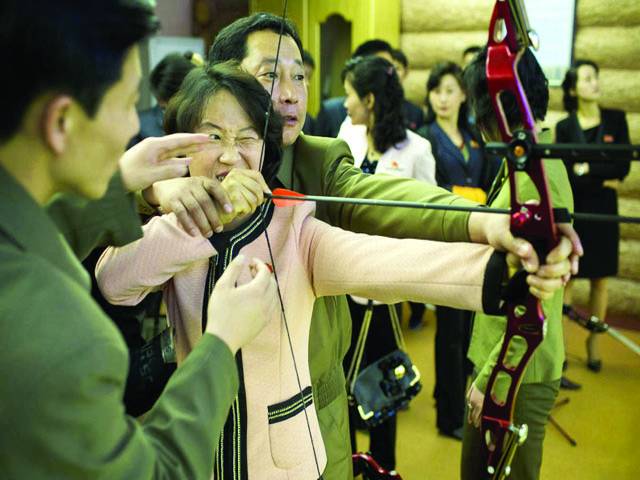 پیانگ یانگ: شمالی کورین فوجی خواتین کوکمان سے تیر نشانے پر لگانا سکھا رہے ہیں