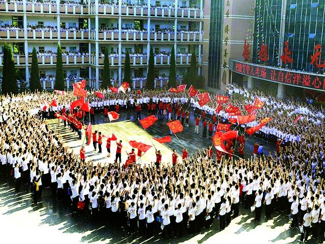 ہیبی: چینی صوبے کے ایک کالج میں طلباءسالانہ امتحانات سے قبل ایک تقریب میں شریک ہوکر تالیاں بجارہے ہیں