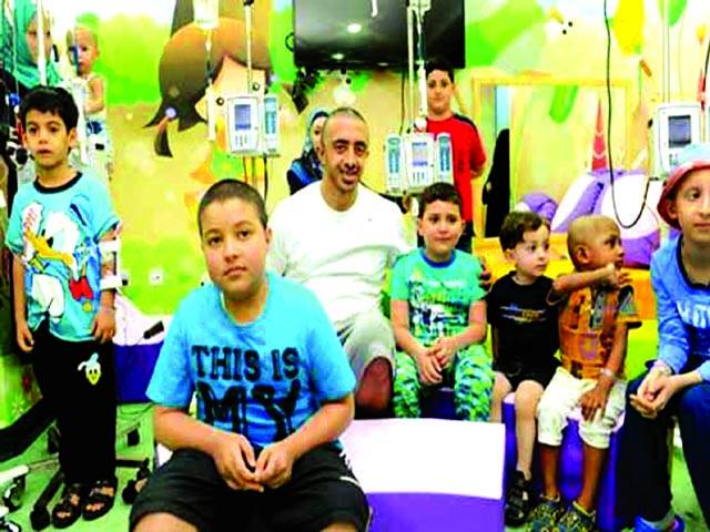 کینسر میں مبتلا بچوں سے اظہار یکجہتی، اماراتی وزیر نے سر منڈوا لیا