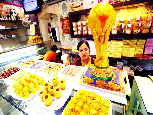 نئی دہلی:بھارتی خاتون میٹھائی کی دکان پر فیفا کے ورلڈ کپ کی بنائی گئی میٹھائی فروخت کرنے کیلئے بیٹھی ہے
