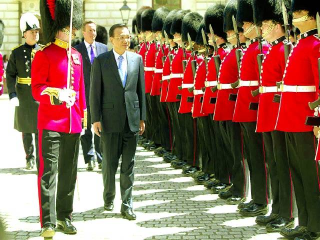 لندن: چینی صدر لی کیکیانگ برطانوی وزیر اعظم ڈیوڈ کیمرون کے ہمراہ گارڈ آف آنر کا معائنہ کر رہے ہیں