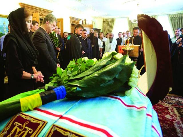 کیف: یوکرائنی صدر اپنی اہلیہ کے ہمراہ مذہبی عبادت میں شریک ہیں