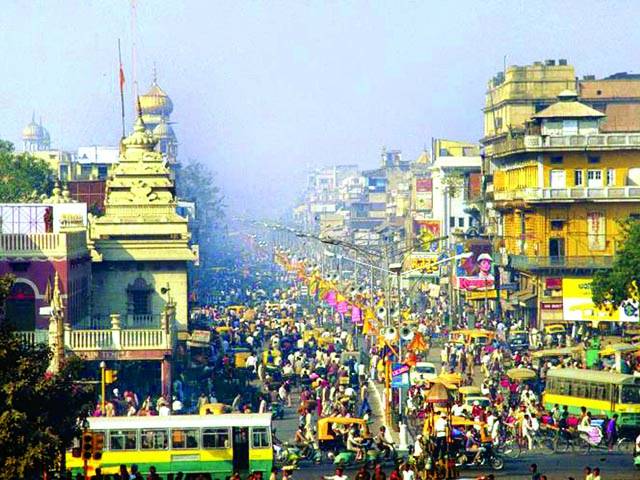 دہلی: شہر کی ایک مصروف شاہراہ پر عوام کا رش‘ ایک سروے میں بھارتی دارالحکومت کو بھی دنیاکے آلودہ ترین شہروں میں شمارکیاگیاہے