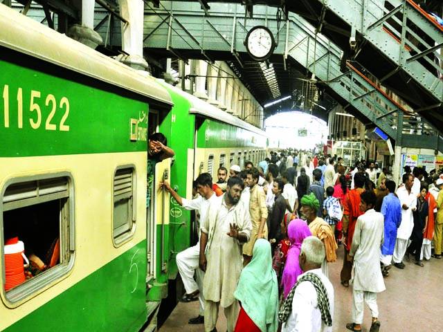 لاہور، ریلوے سٹیشن پر پر دیسی عید منانے کیلئے اپنے گھروں کو جانے کیلئے ٹرین میں سوار ہو رہے ہیں، فوٹو پاکستان