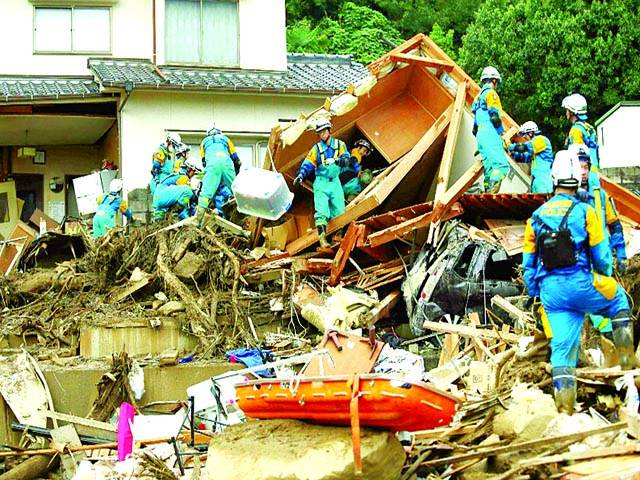  ٹوکیو: طوفان کے بعدرضاکارامدادی کاموں میں مصروف ہیں