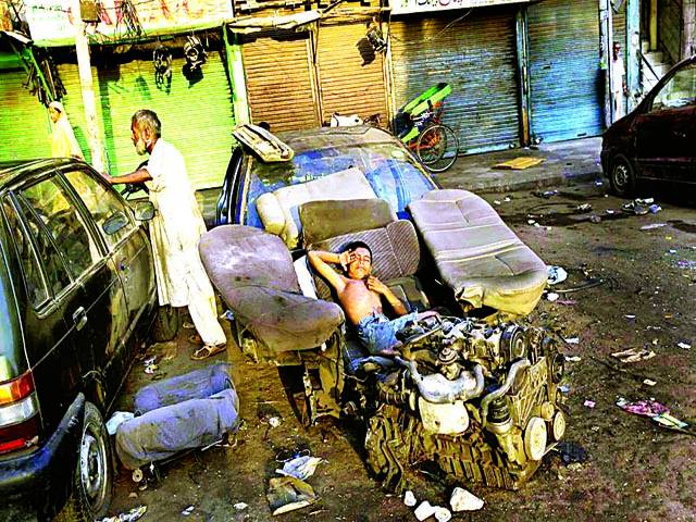 نئی دہلی: بے گھر بچہ کار کی سیٹ پر سویا ہوا ہے