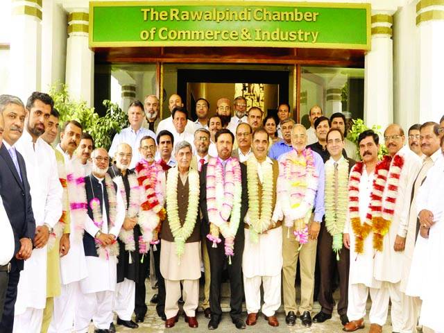 راولپنڈی: چیمبر آف کامرس اینڈ انڈسٹری کے نو منتخب عہدیداران کا گروپ لیڈر شیخ شبیر اور دیگر کے ہمراہ گروپ فوٹو