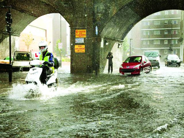  موسلادھار بارشوں سے لندن کے زیر زمین پل دریا بن گئے