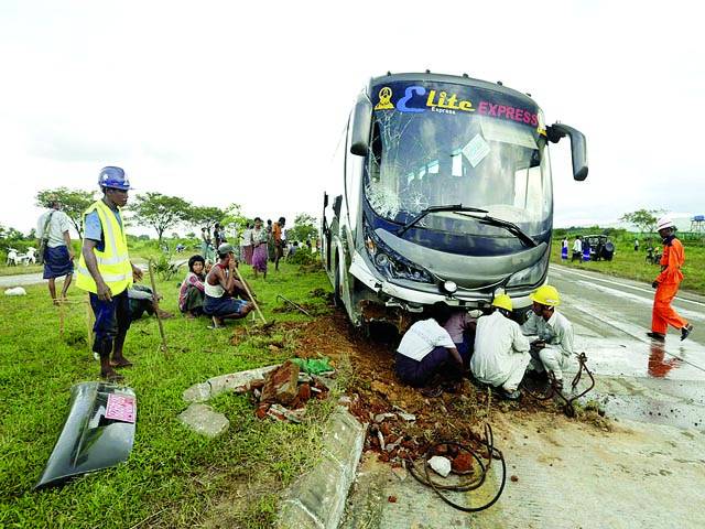 ینگون: مکینک شاہراہ پر حادثے کی شکار بس کو ٹھیک کر رہے ہیں