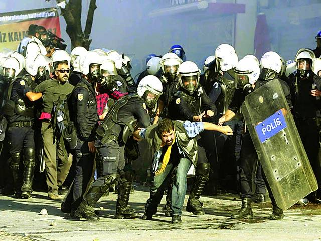 استنبول: سکیورٹی اہلکار مظاہرے میں شریک ایک شخص کو پکڑے ہوئے ہیں