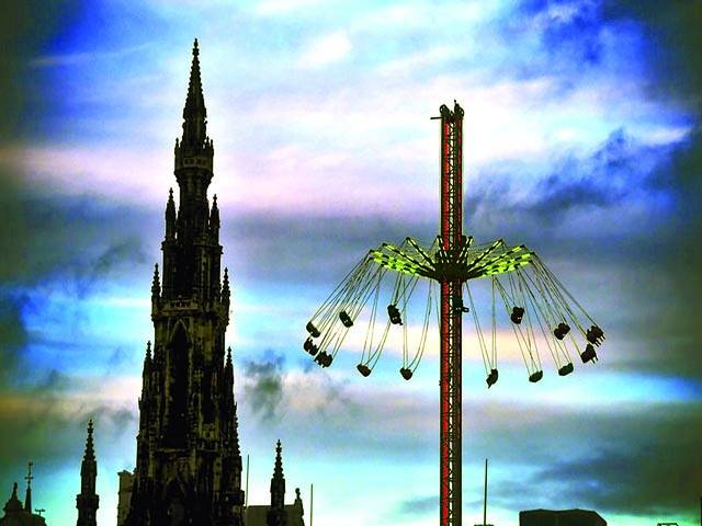 سکاٹ لینڈ: بچے ایک پارک میں آسمانی جھولاجھول رہے ہیں