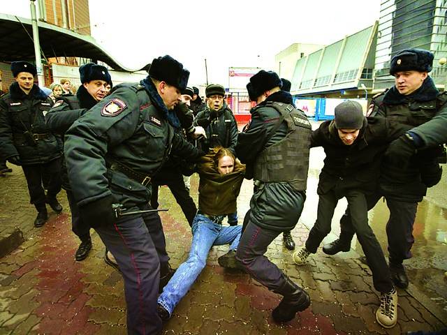 ماسکو: پولیس اہلکارصدرپیوٹن کے خلاف مظاہر کرنے والی ایک خاتون کو گرفتارکررہے ہیں
