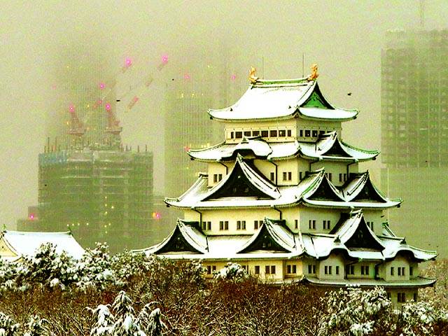 نگویا:جاپان کے شہر میں برف باری سے ڈھکی ہوئی عمارتوں کا منظر