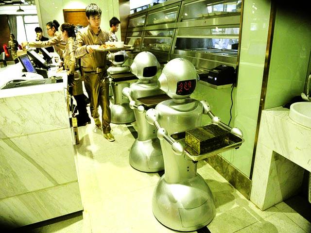 بیجنگ:چین کے ایک ہوٹل میں روبوٹ ویٹروں کا کام کررہے ہیں