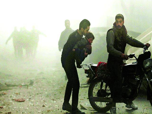 دمشق: ایک شخص دھندمیں اپنے بچوں کو موٹر سائیکل پر بیٹھا ر ہا ہے