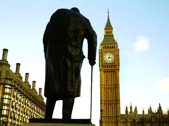 لندن: برطانوی سابق وزیر اعظم ونسٹن چرچل کا مجسمہ برطانوی پارلیمنٹ کے سامنے رکھا ہوا ہے