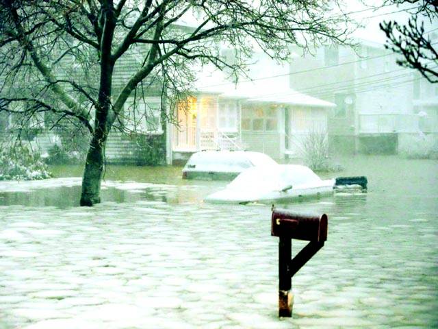 نیو جرسی :جمی ہوئی برف والے پانی میں گاڑی ڈوبی ہوئی ہے
