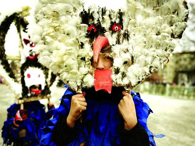 بلغاریہ: ایک فیسٹول کے دوران بچے جانوروں کی شکلوں والے ماسک پہنے ہوئے ہیں