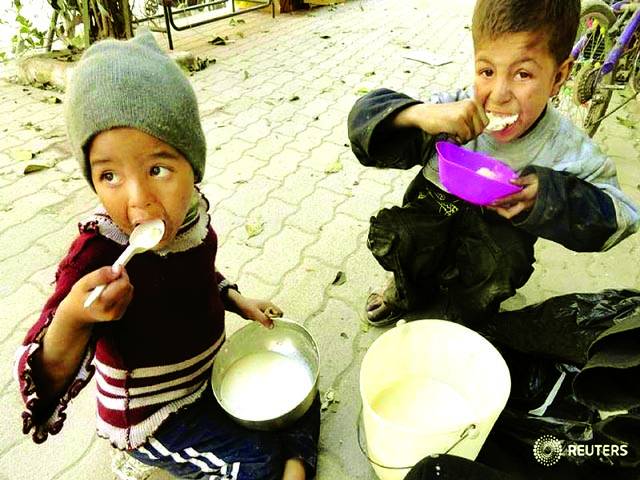 دمشق: پناہ گزین کیمپ میں موجود بچے کھاناکھارہے ہیں